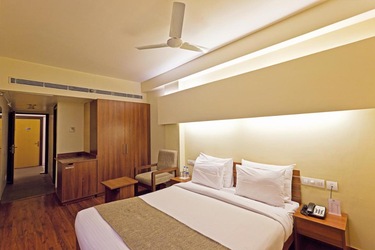 Whispering Palms Hotel Τζαϊπούρ Εξωτερικό φωτογραφία